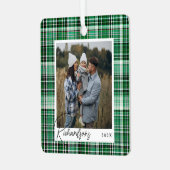 居心地の良い緑と白の格子模様のファブリックファミリーフォト メタルオーナメント (正面左)