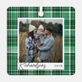 居心地の良い緑と白の格子模様のファブリックファミリーフォト メタルオーナメント (正面)