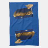 「居心地の良い隠れ家:靴箱の中のジンジャー猫」 キッチンタオル (縦)