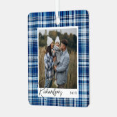 居心地の良い青と白の格子模様のファブリックファミリーフォト メタルオーナメント (正面左)