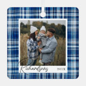 居心地の良い青と白の格子模様のファブリックファミリーフォト メタルオーナメント (正面)