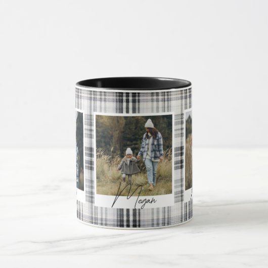 居心地の良い黒と白の格子布の家族の写真 マグカップ (中央)