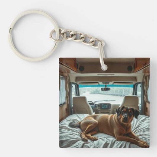 居心地の良いRVの内装で眠る犬 キーホルダー (正面)