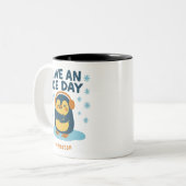 居心地パーソナライズされたの良いペンギン・マグ – 「氷の日を過ごす」 ツートーンマグカップ (正面左)