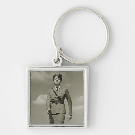 屋上で行進している軍隊の若い女性 キーホルダー (正面)