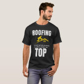 屋上のユーモア – トップルーフィングの仕事の上 Tシャツ (正面フル)