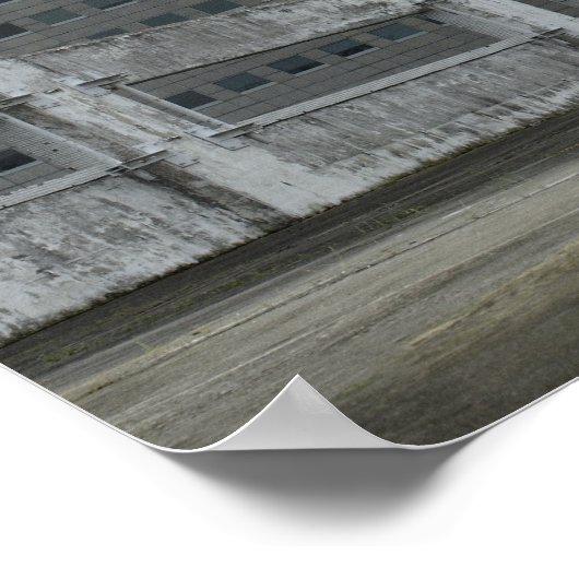 屋上の女性の体操選手のアウトドアが空中でジャンプ ポスター (角)