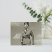 屋上を行進する軍隊の若い女性 ポストカード (スタンド正面)