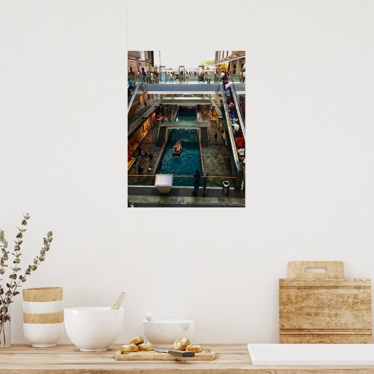 屋内の運河ボートはシンガポールのショッピングに乗る ポスター (キッチン)