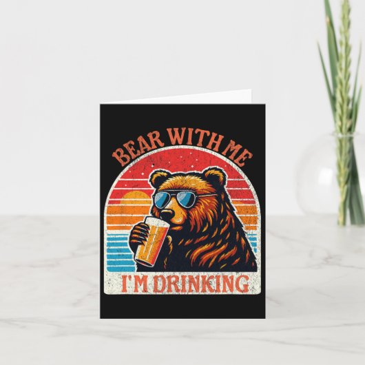 屋外でビールを飲むクマの面白グリズリーハイキング カード (正面)