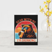 屋外でビールを飲むクマの面白グリズリーハイキング カード (黄色い花)