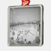 屋外のプールB&Wでリラックスしている人々 メタルオーナメント (左)