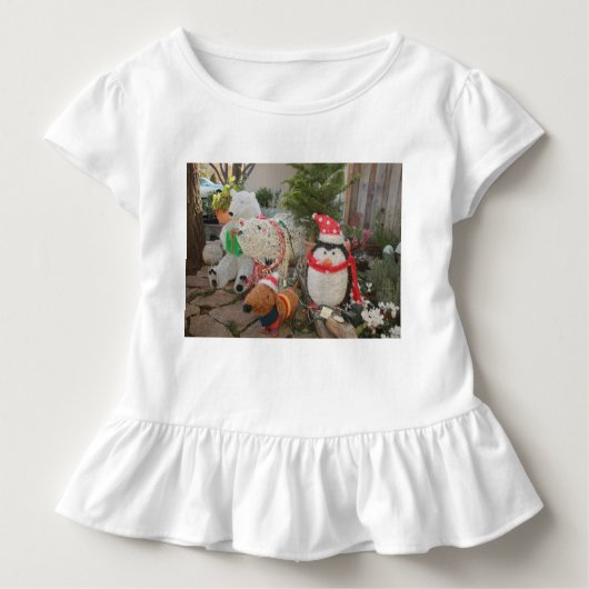 屋外の休日のおもちゃペンギン、ポーラベアとラインナップ ベビーTシャツ (正面)