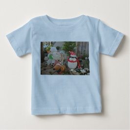 屋外の休日のおもちゃペンギン、ポーラベアとラインナップ ベビーTシャツ