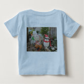 屋外の休日のおもちゃペンギン、ポーラベアとラインナップ ベビーTシャツ (裏面)