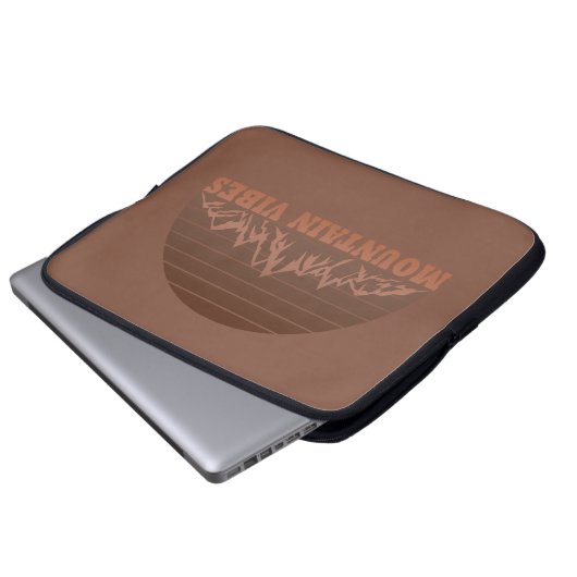 屋外の山中の風景ヴィンテージ ラップトップスリーブ (正面下部)