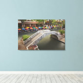 屋外カフェリバーウォークに沿って橋2 キャンバスプリント (インサイチュ (ウッドフロア))