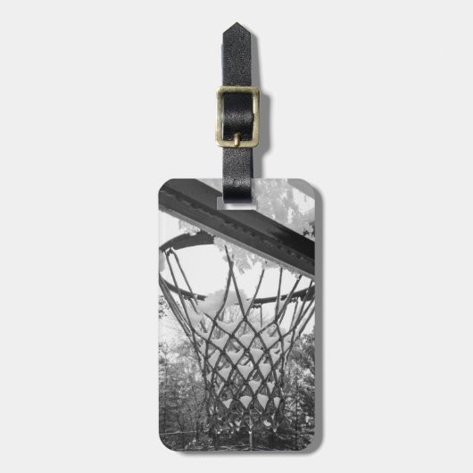屋外バスケットボールフープ冬の雪写真 ラゲッジタグ (正面縦)