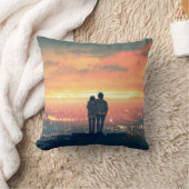 屋根の上に立ってcを見る若い夫婦 クッション (ブランケット)