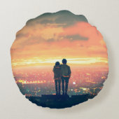 屋根の上に立ってcを見る若い夫婦 ラウンドクッション (裏面)