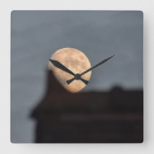 屋根の後ろから昇る月 スクエア壁時計 (正面)