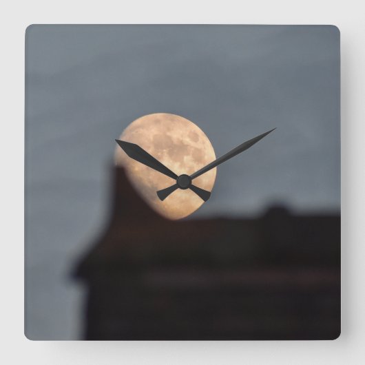 屋根の後ろから昇る月 スクエア壁時計 (正面)