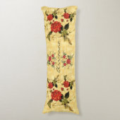 屋根裏の宝物 – 赤いバラon黄ストライプ色 ボディピロー (正面縦)