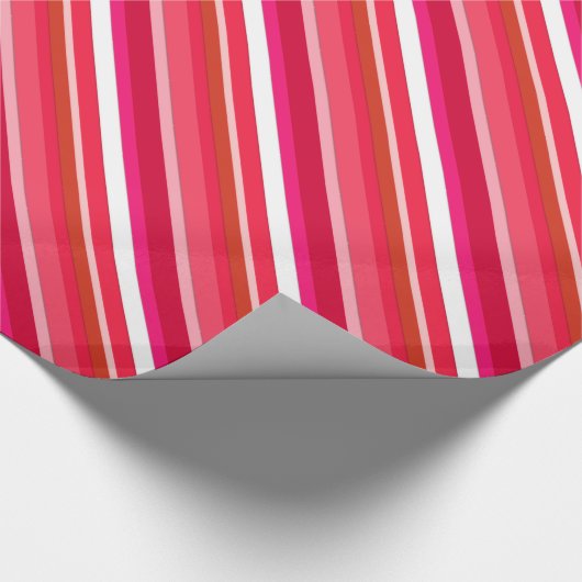 層にされたキャンデーは-赤、ピンクおよび白を縞で飾ります ラッピングペーパー (角)