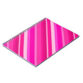 層状ストライプキャンディ明るい赤紫色 – ピンク ノートブック (左側)