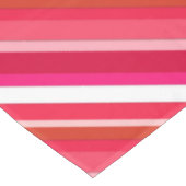 層状ストライプキャンディ – 赤、ピンクと白 テーブルクロス (アングル)
