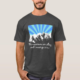 山々がレトロ雲と空を呼んでいる Tシャツ