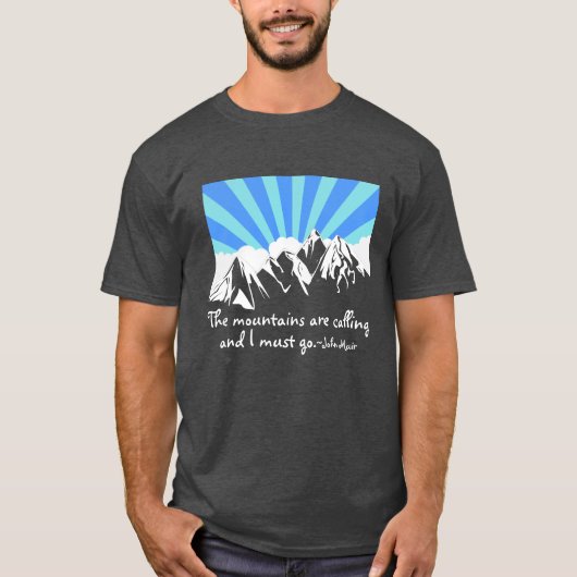 山々がレトロ雲と空を呼んでいる Tシャツ (正面)