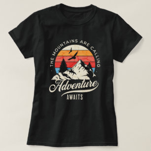 山々が冒険を待っている Tシャツ