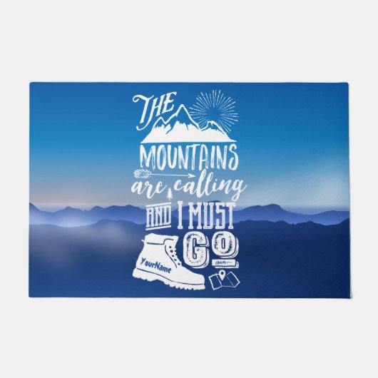 山々が呼びかけているので私は行かねばならないタイポグラフィ ドアマット (正面)