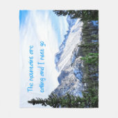 山々が呼びかけているので、私は行かなければならない フリースブランケット (正面)