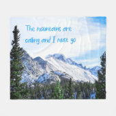 山々が呼びかけているので、私は行かなければならない フリースブランケット (正面(横))