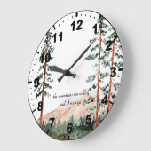 山々が呼びかけている – 山々、霧、松 ラージ壁時計 (傾斜)