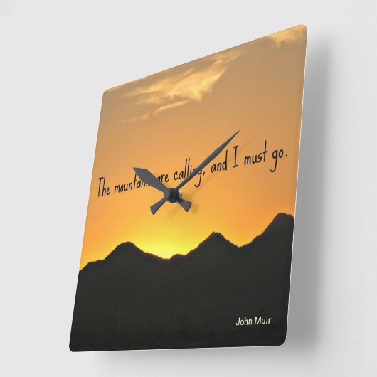 山々が呼び寄せていて私は行かなければならない。 スクエア壁時計 (傾斜)