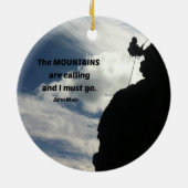 山々が呼び寄せていて私は行かなければならない。 セラミックオーナメント (裏面)