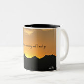 山々が呼び寄せていて私は行かなければならない。 ツートーンマグカップ (正面右)