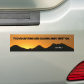 山々が呼び寄せていて私は行かなければならない。 バンパーステッカー (車上)