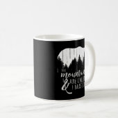 山々が呼び寄せているから熊を飼わねばならぬ コーヒーマグカップ (正面右)