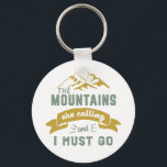 山々が呼び掛けてるからヴィンテージだ キーホルダー<br><div class="desc">山感動的登り、登山、ハイキングまたは屋内ロック登山を愛する人のためのデザイン。岩カッコいい登やる気を起こさせる場、ハイカー、そして誰もが外に出る商品。冒険を愛する人のために完璧な、野外活動の荒野で。お父素晴らし様、パパ、夫、彼氏、叔父、友人や同僚のためのクリスマスプレゼントと誕生日プレゼント。</div>