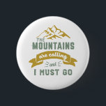 山々が呼び掛けてるからヴィンテージだ 缶バッジ<br><div class="desc">山感動的登り、登山、ハイキングまたは屋内ロック登山を愛する人のためのデザイン。岩カッコいい登やる気を起こさせる場、ハイカー、そして誰もが外に出る商品。冒険を愛する人のために完璧な、野外活動の荒野で。お父素晴らし様、パパ、夫、彼氏、叔父、友人や同僚のためのクリスマスプレゼントと誕生日プレゼント。</div>