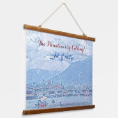 山々が鮮やかな青の湖とボートを呼んでいる 吊り下げ型タペストリー (傾斜あり)