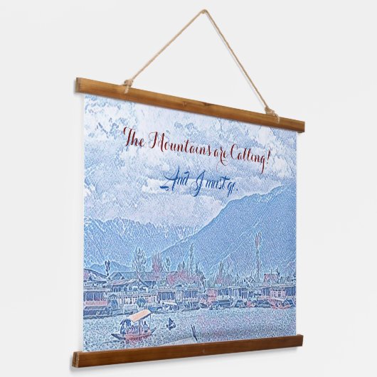 山々が鮮やかな青の湖とボートを呼んでいる 吊り下げ型タペストリー (傾斜あり)