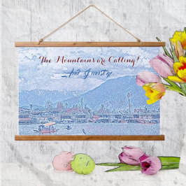 山々が鮮やかな青の湖とボートを呼んでいる 吊り下げ型タペストリー