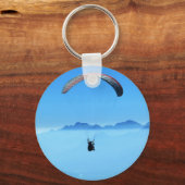 山々と青い背景のパラグライダー キーホルダー (正面)
