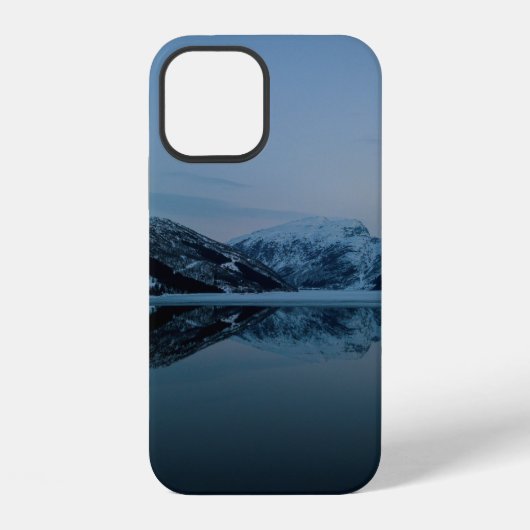 山々に囲まれた湖 iPhoneケース (裏面)