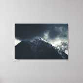 山々に広がる闇と嵐の雲 キャンバスプリント (正面)